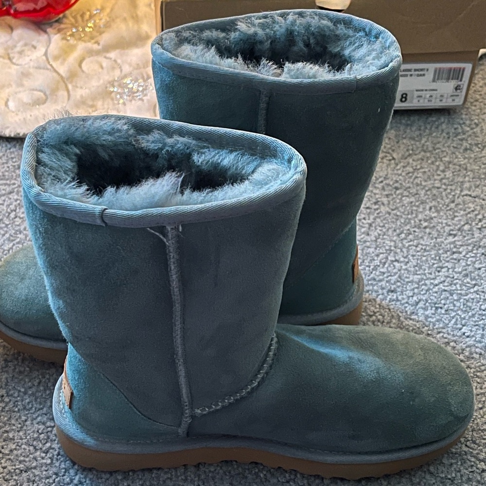 Classic UGG short II size 8 sage brush